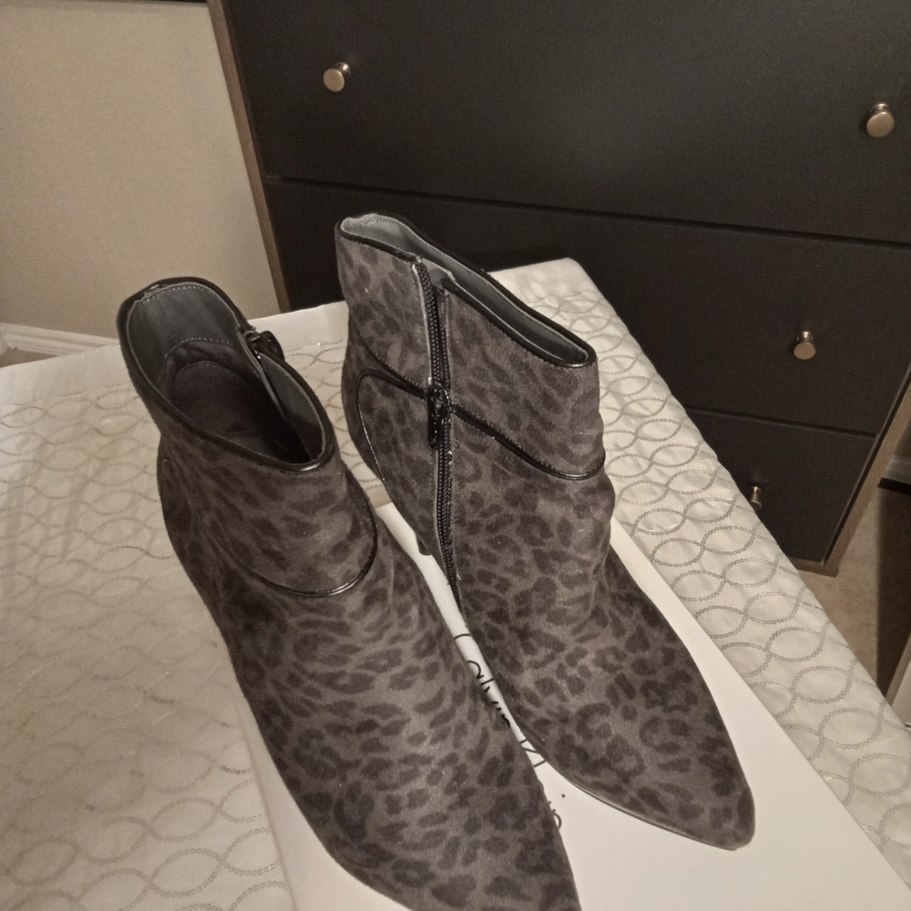 EUC Nine West booties